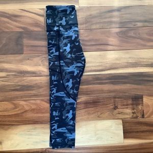 Black Camo Pocket Light N Tight Hi Rise Capri 20”.